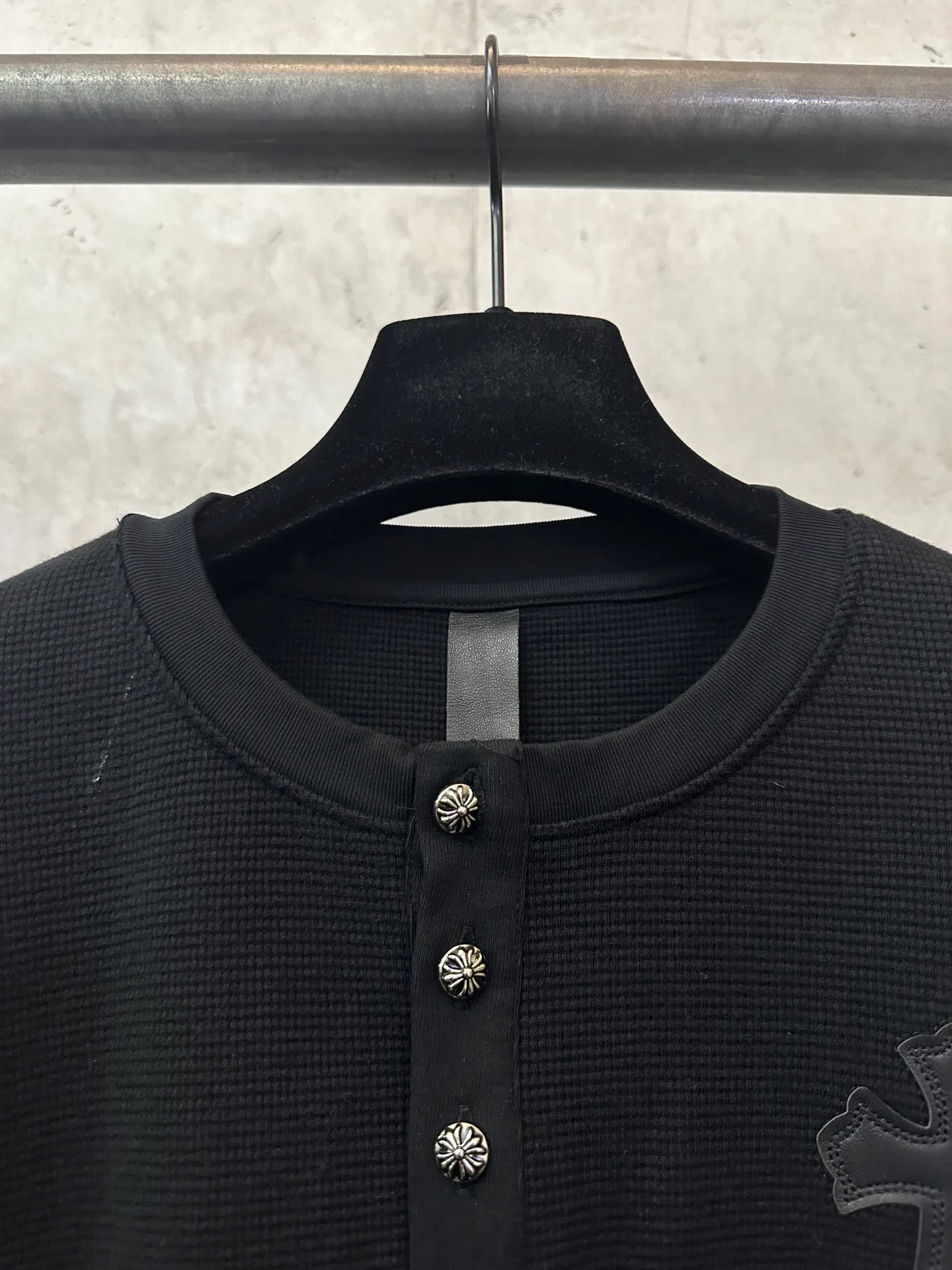 P390 Chrome Hearts patchwork leather Henry collar waffle long-sleeved T. Fabric: Made of 350g cotton waffle double-layer material. Differentiating low weight, cutting corners and non-pure cotton market products), a lot of effort has been put into the fabric, hardware and craftsmanship. The top quality in the market and industry benchmark are only owned by a few people. The overall wiring is straight and delicate, the fabric is comfortable and soft, and the color is consistent without color difference. Customized hardware, thread, accessories, plate alignment, same style for men and women -Color: black gray -Size: S M L